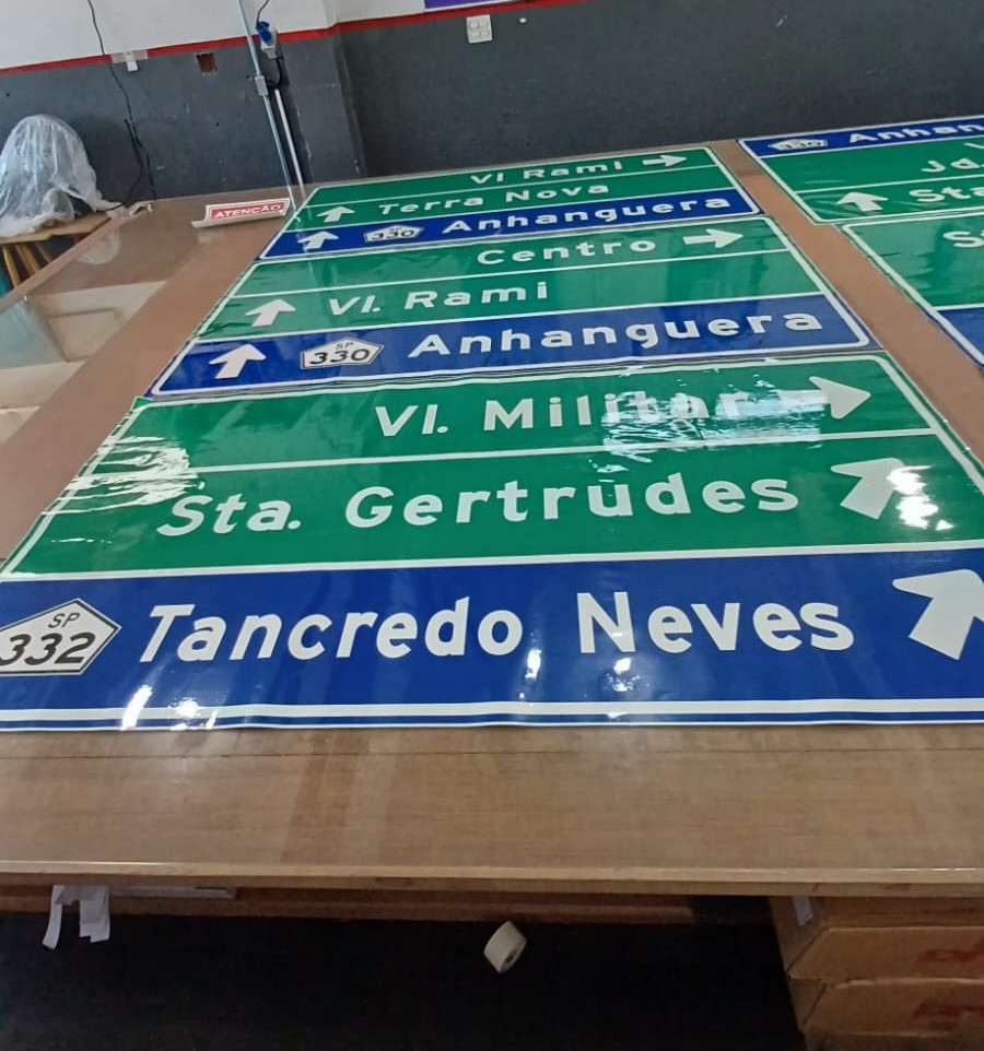 comunicaçao visual para  placas de rodovias Placas de regulamentação Placas de advertência Placas de indicação, identificação e orientação Placas educativas Placa de atrativos turísticos Placas de serviços auxiliares Placas de sinalização de obras